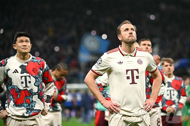 아쉬워하는 김민재(왼쪽) ⓒ AFP=뉴스1