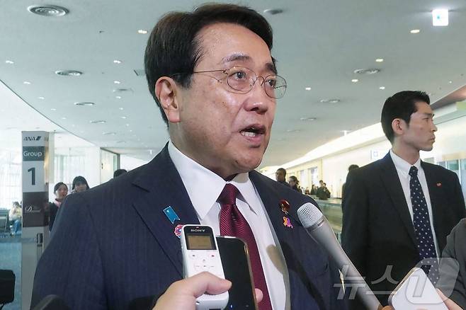 아카자와 료세이 일본 경제재생상이 16일(현지시간) 미국을 방문해 도널드 트럼프 미국 대통령과 면담 후 스콧 베선트 재무장관 등과 무역 협상을 진행했다. 2025.4.17. ⓒ AFP=뉴스1