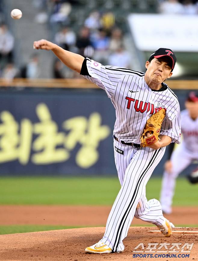 16일 잠실야구장에서 열린 삼성과 LG의 경기, LG 선발투수 임찬규가 역투하고 있다. 잠실=허상욱 기자wook@sportschosun.com/2025.04.