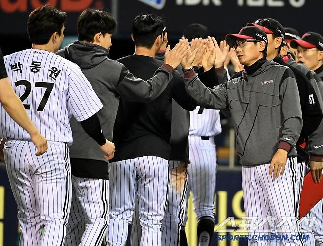 16일 잠실야구장에서 열린 삼성과 LG의 경기, LG가 12대2로 승리했다. 염경엽 감독과 하이파이브를 하는 임찬규, 박동원의 모습. 잠실=허상욱 기자wook@sportschosun.com/2025.04.16/