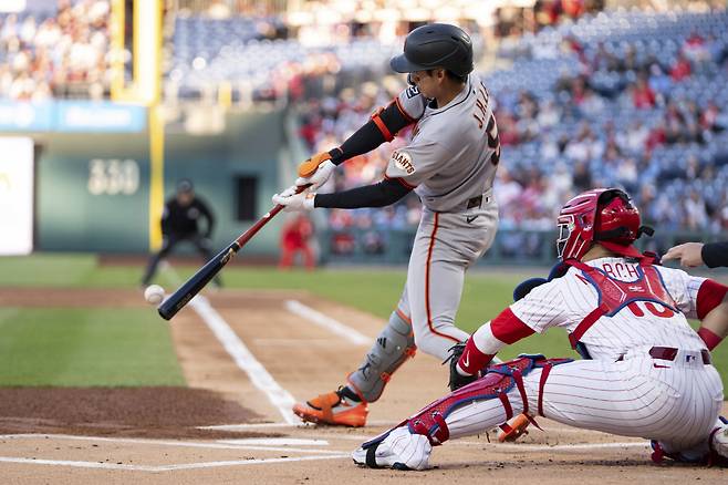 샌프란시스코 자이언츠 이정후가 17일(한국시각) 필라델피아 필리스전에서 1회초 1사 2루서 우중간 적시타를 터뜨리고 있다. AP연합뉴스