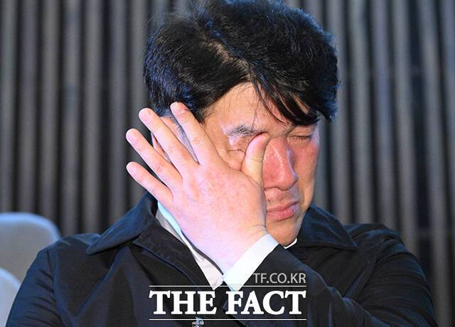 박한신 12.29 제주항공 여객기 참사 유가족 대표가 17일 오후 서울 여의도 국회에서 제424회 국회(임시회) 제5차 본회의에서 '12.29여객기참사 피해구제 및 지원 등을 위한 특별법안(대안)'이 통과되자 눈물을 흘리고 있다. /국회=박헌우 기자