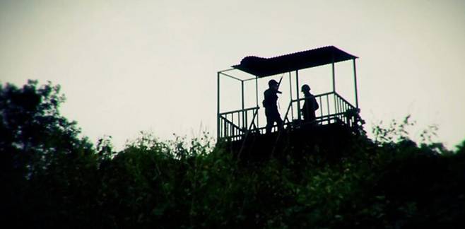 SBS ‘꼬리에 꼬리를 무는 그날 이야기’(꼬꼬무) 171회에서는 한국 사회에 큰 충격을 안긴 군 의문사 사건 중 하나인 ‘허원근 일병 사망 사건’을 다룰 예정이다. 이날 방송에서는 가수 윤도현, 배우 오대환, 배우 조수향이 리스너로 출연해 허 일병의 억울한 죽음과 그의 아버지가 진실을 밝히기 위해 싸워온 과정을 함께 따라간다. 윤도현은 대표곡 ‘너를 보내고’의 가사가 군 의문사에서 영감을 받은 것이라는 비화를 공개해 출연진은 물론 시청자들에게 큰 충격을 안긴다. 방송은 세 발의 총상과 엇갈리는 진술, 사라진 탄피 등 미스터리한 단서들을 짚으며 사건의 진실을 파헤친다. 또한 허 일병의 아버지가 군 관계자에게 협박을 받은 정황도 공개되며, 여전히 해결되지 않은 진실의 무게를 보여준다. ‘꼬리에 꼬리를 무는 그날 이야기 시즌3 (꼬꼬무)’는 역사의 이면에 숨겨진 놀라운 사건과 이야기들을 깊이 있게 조명하는 프로그램이며, 매회 흥미진진한 스토리를 통해 시청자들에게 과거의 중요한 순간들을 되새기게 한다. 배우 장도연, 장현성, 장성규가 진행을 맡아 각기 다른 매력과 개성으로 이야기를 풀어나간다.