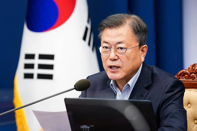 문재인 전 대통령이 2022년 4월 25일 청와대 여민관에서 수석보좌관회의를 주재하고 있다. /청와대