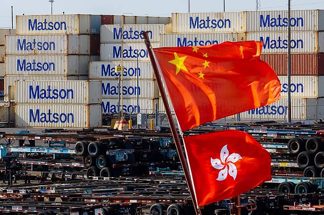 15일(현지 시각) 미국 캘리포니아주 오클랜드 항구에서 중국과 홍콩 깃발이 배에서 휘날리고 있다. / AP=연합뉴스