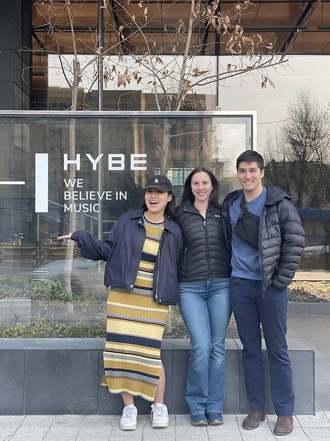켈리 피어스(가운데)가 2025년 4월1일 서울 용산구 하이브 사옥 앞에서 정성은 비디오편의점 대표PD(왼쪽), 그리고 연인 관계인 매슈 솜로와 함께 기념사진을 찍고 있다. 켈리 피어스 제공