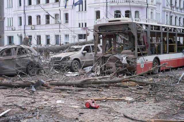 13일(현지 시간) 우크라이나 수미에서 러시아의 미사일 공격을 받은 버스 등 차량이 파괴돼 있다. 현지 당국은 시민들이 부활절 종려 주일을 맞아 교회 등에 모여 있을 때 러시아의 탄도 미사일 2기가 시내를 강타해 최소 34명이 숨졌다고 밝혔다. 마코 루비오 미국 국무장관은 이번 공격은 미국 정부가 정의롭고 지속 가능한 평화를 위해 전쟁을 종식하려는 이유를 비극적으로 상기시킨다라고 규탄했다. 수미=AP뉴시스