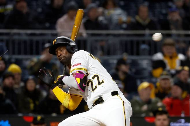 맥커친이 17일(한국시간) 워싱턴과의 홈 경기 7회 말 공격에서 로페즈가 던진 위협구에 몸을 피하고 있다. AFP=연합뉴스