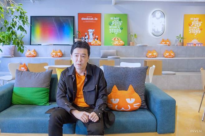 ▲ 유저들에게 질 수 없다는 마음으로 데브캣 임직원들이 함께 맞췄다는 색상표 퍼즐(왼쪽 위)