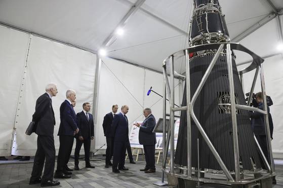 16일 러시아 바우만 모스크바 국립공대를 방문한 푸틴 대통령. AP=연합뉴스