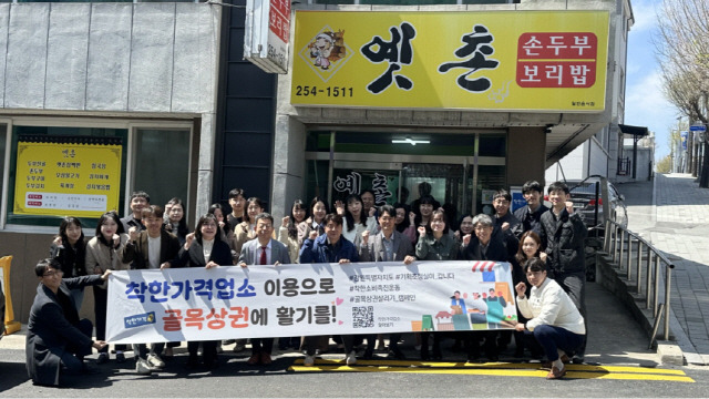 ▲ 강원도 기획조정실 직원들은 지난 15일 ‘착한가격업소’로 지정된 춘천시 교동인근 음식점과 카페에서 오찬 간담회를 개최했다.