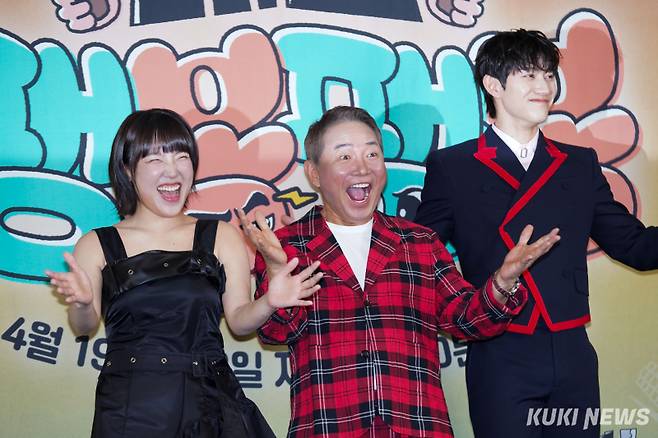 코미디언 이은지(왼쪽부터), 이봉원, 배우 곽동연이 17일 서울 마포구 스탠포드호텔에서 열린 '대결! 팽봉팽봉' 제작발표회에서 포즈를 취하고 있다.