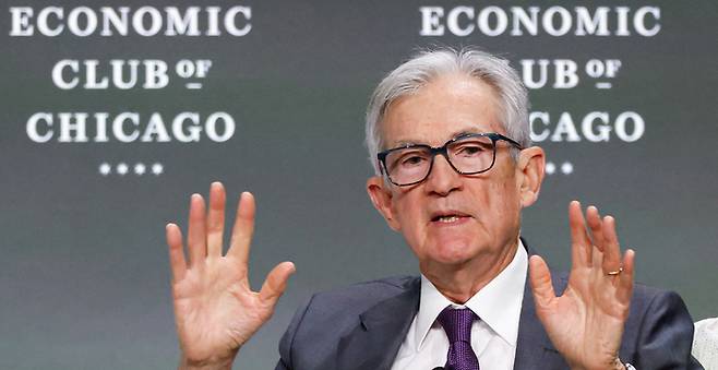 16일(현지시간) 시카고 이코노믹클럽에서 연설하고 있는 제롬 파월 미국 연방준비제도 의장. <AFP 연합뉴스>
