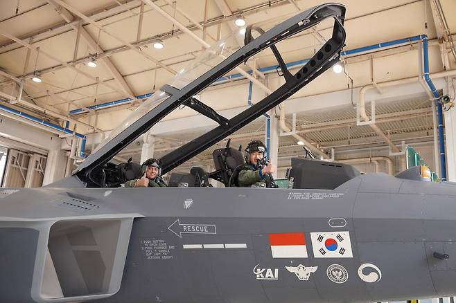 알사흐란 알누아이미 UAE 공군전투센터 사령관(왼쪽)이 KF-21에 탑승해 비행 준비를 하고 있다. KAI