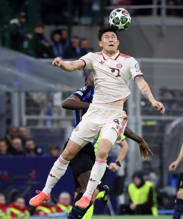 ‘스폭스’의 평가도 좋지 않았다. 평점 5.5점과 함께 “김민재는 왼쪽 센터백으로 선발 출전했으나 불필요하게 지역을 벗어나 볼을 빼앗으려다 헛수고하는 장면이 몇 차례 있었다. 튀랑에게 향하는 높은 볼에 대해 자신감 있는 모습을 보이지도 못했다. 동점골 상황도 일부 책임이 있다. 코너킥 때 볼 처리를 하지 못하고 그대로 지나쳤다. 이와 같은 실수가 이어졌고 파바르에게 추가골을 내줬다”며 “이런 실수는 일어나선 안 되는 일이다”라고 꼬집었다. 사진=EPA=연합뉴스