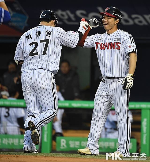 박동원이 16일 잠실 삼성전에서 홈런을 친 뒤 문성주와 기뻐하고 있다. 사진(잠실 서울)=천정환 기자