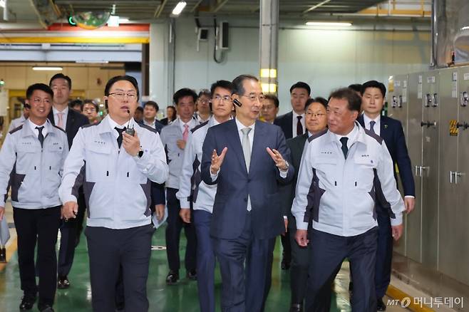 한덕수 대통령 권한대행 국무총리가 15일 광주광역시 서구 기아 오토랜드를 방문, 공장 시찰을 하고 있다. (총리실 제공, 재판매 및 DB 금지) 2025.4.15/사진=뉴스1 /사진=(서울=뉴스1) 임세영 기자