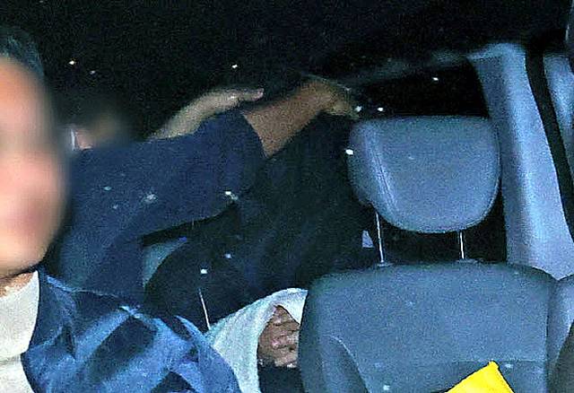 부모와 처자식 등 일가족 5명을 살해한 50대 남성 A씨가 15일 경기 용인서부경찰서로 압송되고 있다. 연합뉴스