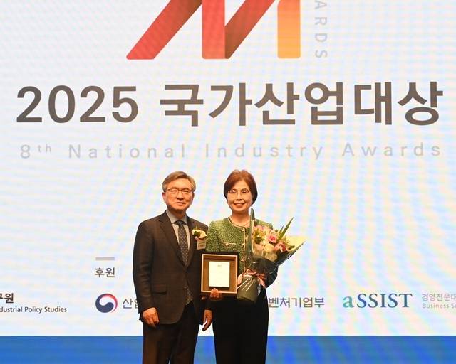 17일 서울 서초구 양재동 엘타워에서 열린 ‘2025 국가산업대상’ 시상식에서 기술혁신 부문 대상을 수상한 한국전력기술의 설영실(오른쪽) 전력기술연구원장이 기념촬영을 하고 있다. 한국전력기술 제공
