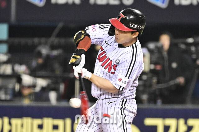15일 서울 잠실야구장에서 열린 '2025 신한 SOL BANK KBO리그' 삼성 라이온즈와 LG 트윈스 경기. LG 문성주가 6회말 2사 1루에 안타를 치고 있다./마이데일리