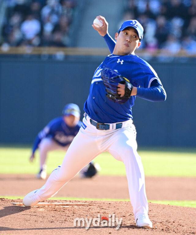 삼성 선발투수 원태인이 역투하고 있다./마이데일리