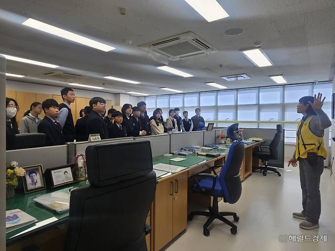 경기도 평택시에 있는 포승중학교 1학년 학생들은 16일 오전 10시 안산시 단원고 4·16기억교실을 찾았다. 학생들이 단원고 교무실을 그대로 재현한 공간에서 기억교실 해설사의 설명을 듣고 있다. 안산=이용경 기자