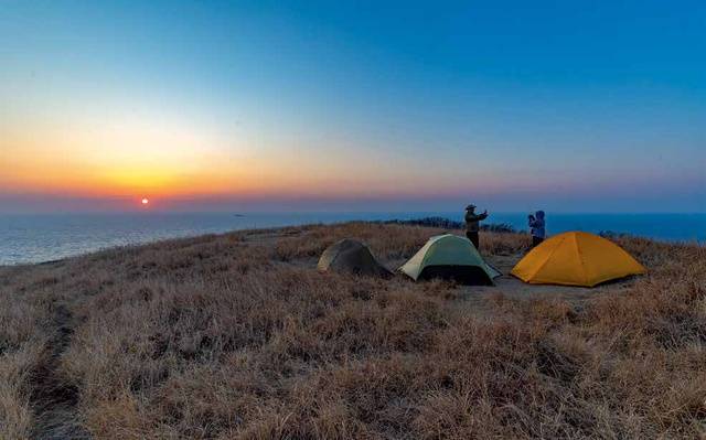 개머리언덕 끄트머리는 바다, 언덕, 일몰을 한눈에 담을 수 있는 박지다. 잠시 텐트에서 나와 광활한 일몰 풍경을 감상해본다.