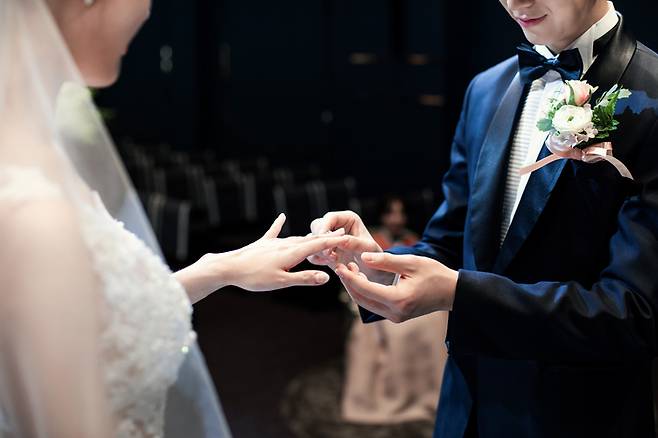 예비부부의 결혼식 장면. 생애 한 번뿐인 결혼이지만, 불투명한 계약 구조로 소비자 피해가 반복되고 있다. 게티이미지뱅크