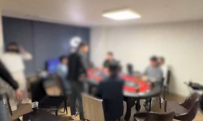 오피스텔에 차려진 불법 카지노 적발 현장. 부산경찰청 제공영상 캡처
