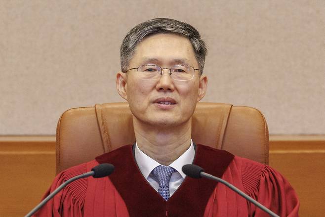 문형배 헌법재판소장 직무대행이 10일 서울 종로구 헌법재판소에서 열린 박성재 법무부 장관 탄핵 심판 선고가 열린 대심판정에 입장한 모습. 연합뉴스