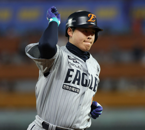 한화 이글스 노시환이 16일 인천 SSG랜더스필드에서 열린 2025 KBO리그 정규시즌 SSG 랜더스와의 원정 경기에서 홈런을 친 뒤 세리머니를 하고 있다. 한화 이글스 제공