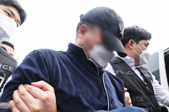 일가족 5명 살해한 50대 가장 영장심사 - 부모와 처자식 등 일가족 5명을 살해해 살인 및 존속살인 혐의로 구속영장이 청구된 50대 가장 A씨가 17일 구속 전 피의자 심문(영장실질심사)에 출석하기 위해 경기도 용인동부경찰서 유치장에서 나오고 있다. 2025.4.17 연합뉴스