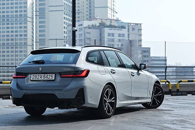 BMW 320i 투어링. 사진 김학수 기자