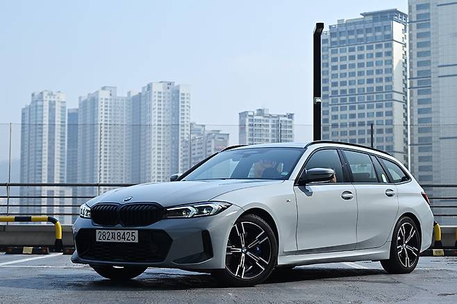 BMW 320i 투어링. 사진 김학수 기자