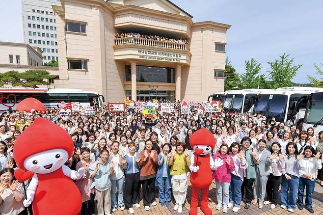 하나님의 교회는 20년간 ‘전세계 유월절사랑 생명사랑 헌헐릴레이’를 이어오고 있다. ‘대전서구 하나님의교회’에서 열린 1438차 헌혈릴레이에는 대전·충남권 일대 850명이 참여했다.