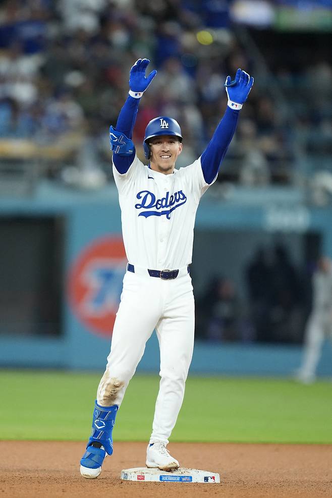 LA 다저스 토미 에드먼이 16일 콜로라도전에서 2루타를 날린 뒤 기뻐하고 있다. Kirby Lee-Imagn Images연합뉴스
