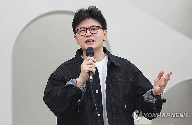 발언하는 한동훈 전 대표 (대구=연합뉴스) 윤관식 기자 = 국민의힘 대선 경선 주자인 한동훈 전 대표가 16일 대구 수성구 한 식당에서 열린 대구·경북 청년 희망 경청회에 참석해 발언하고 있다. 2025.4.16 psik@yna.co.kr
