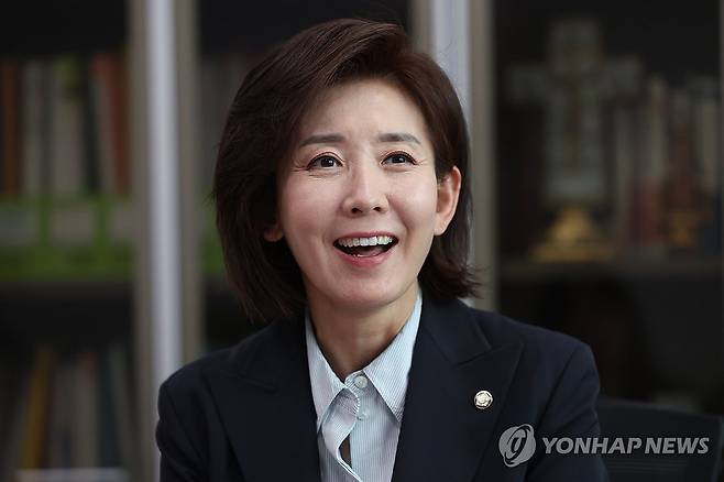 인터뷰하는 나경원 후보 (서울=연합뉴스) 김주성 기자 = 국민의힘 나경원 대선 경선 후보가 서울 여의도 국회 의원회관에서 연합뉴스와 인터뷰하고 있다. 2025.4.17 utzza@yna.co.kr