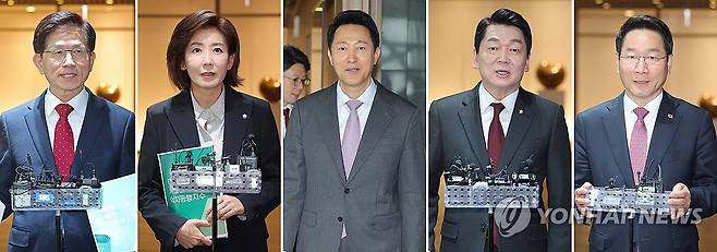 오세훈 시장 만난 국민의힘 대선 경선 후보들 (서울=연합뉴스) 류영석 기자 = 국민의힘 대선 경선 후보들이 16일 서울시청을 차례로 방문해 오세훈 서울시장과 회동했다.
왼쪽부터 이날 회동을 마친 김문수 전 고용노동부 장관, 나경원 의원, 오 시장, 안철수 의원, 유정복 인천시장. 2025.4.16 ondol@yna.co.kr