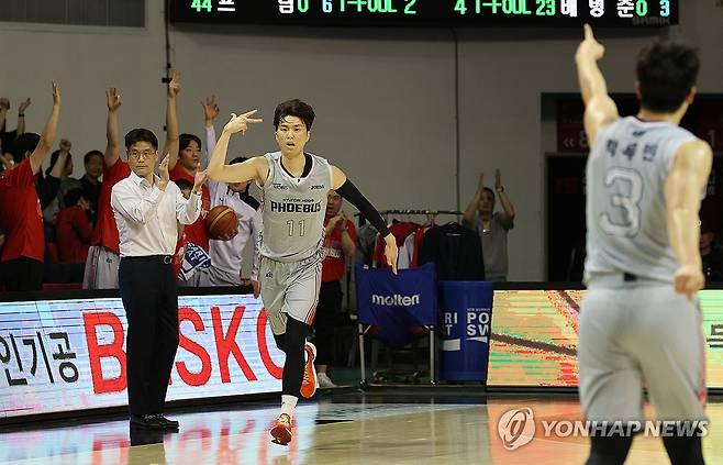 3점슛 성공 (안양=연합뉴스) 서명곤 기자 = 17일 경기 안양정관장아레나에서 열린 2024-2025 KCC 프로농구 6강 PO 3차전 안양 정관장과 울산 현대모비스의 경기. 현대모비스 이우석이 3점슛을 성공시킨 뒤 환호하고 있다. 2025.4.17 seephoto@yna.co.kr