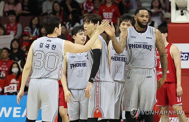 좋았어! (안양=연합뉴스) 서명곤 기자 = 17일 경기 안양정관장아레나에서 열린 2024-2025 KCC 프로농구 6강 PO 3차전안양 정관장과 울산 현대모비스의 경기. 현대모비스 선수들이 득점한 뒤 하이파이브를 하고 있다. 현대모비스 4강 PO 진출. 2025.4.17 seephoto@yna.co.kr