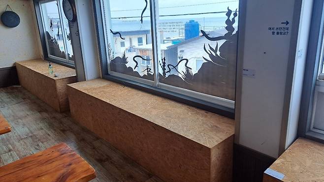 울산 북구의 '제전마을박물관' 내부에 전시물 하나 없이 진열대만 덩그러니 놓여 있다.