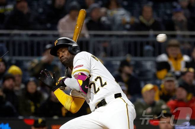 워싱턴 로페즈의 위협구에 몸을 피하는 피츠버그 맥커친. ⓒ AFP=뉴스1