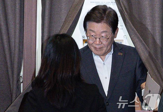 제21대 대통령선거에 출마한 이재명 전 더불어민주당 대표가 17일 오후 서울 여의도 국회에서 열린 제424회 국회(임시회) 제5차 본회의에서 명태균과 관련한 불법 선거개입 및 국정농단 사건 등의 진상규명을 위한 특별검사의 임명 등에 관한 법률안 재의의 건 등 재의요구권 8건에 대한 무기명 기표를 마친 후 나오고 있다. 2025.4.17/뉴스1 ⓒ News1 이재명 기자