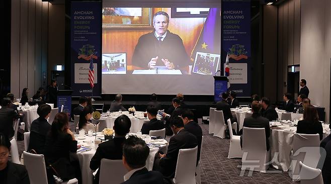 18일 서울 용산구 그랜드 하얏트 호텔에서 열린 주한미국상공회의소(AMCHAM·암참) 주최 '에너지 혁신 포럼'에서 마이크 던리비 알래스카 주지사의 영상 축사가 송출되고 있다. 2025.4.18/뉴스1 ⓒ News1 김진환 기자