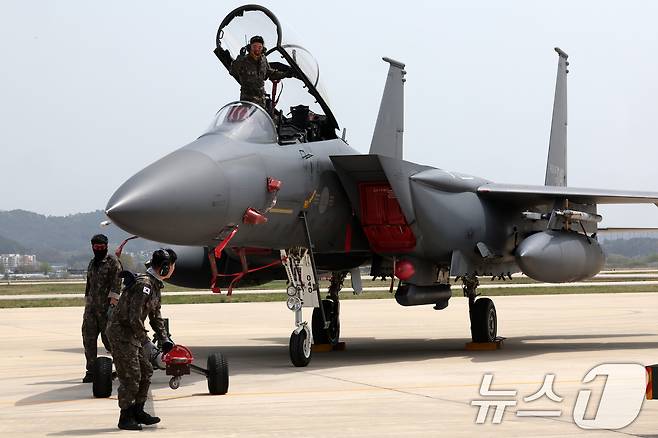 한미공군의 대규모 연합공중훈련 '프리덤 플래그(Freedom Flag)'가 열린 18일 광주 광산구 신촌동 광주공군기지에서 공군들이 전투기를 둘러보고 있다. 2025.4.18/뉴스1 ⓒ News1 이승현 기자