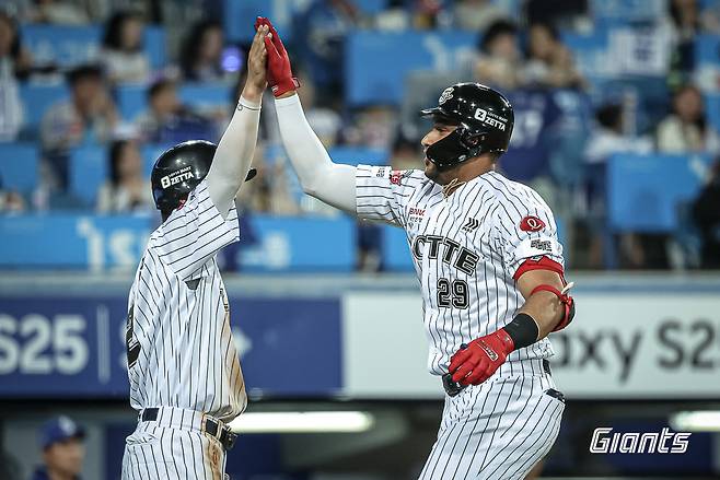 롯데 자이언츠가 18일 열린 KBO리그 대구 삼성 라이온즈전에서 8-1로 승리, 4연승과 함께 2위로 올라섰다. (롯데 자이언츠 제공)