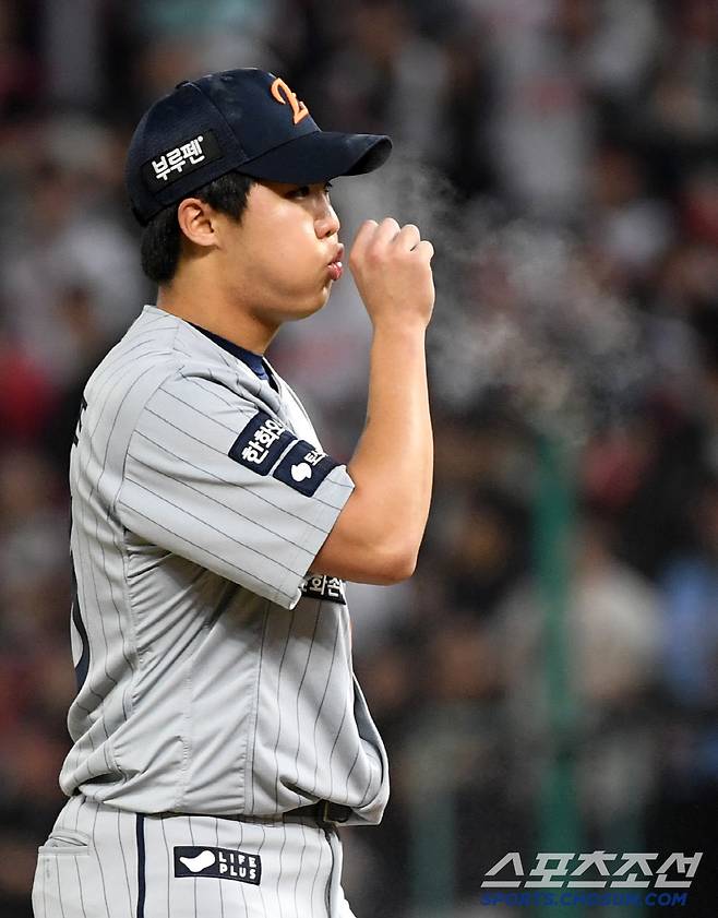155km가 넘는 강속구를 뿌리는 정우주가 손에 입김을 불어넣고 있다.