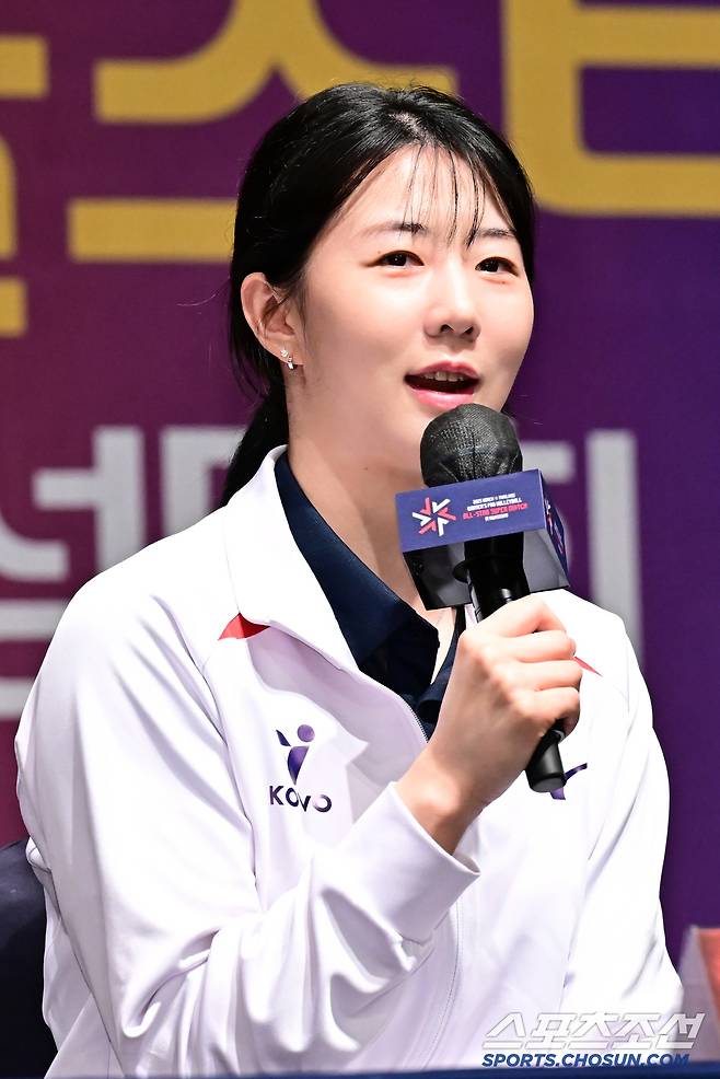 한국 올스타 주장 강소휘가 한국-태국 올스타 슈퍼매치 미디어데이에서 질문에 답하고 있다. 사진제공=KOVO