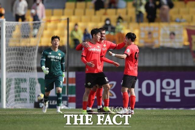 3연패 후 2연승에 도전장을 낸 강원 선수들./K리그